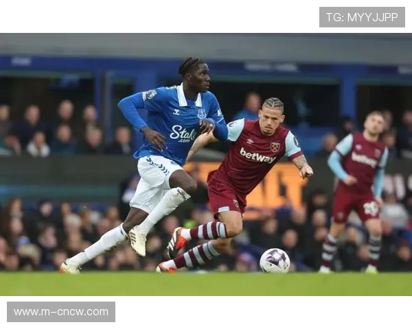 埃弗顿3-0完胜诺丁汉森林,霍尔传射建功主导比赛 埃弗顿3-0完胜诺丁汉森林,霍尔传射建功主导比赛